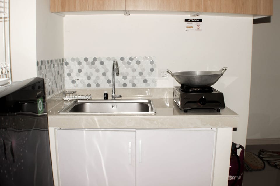 Room | Private kitchen | Fridge, stovetop, cookware/dishes/utensils, dining tables