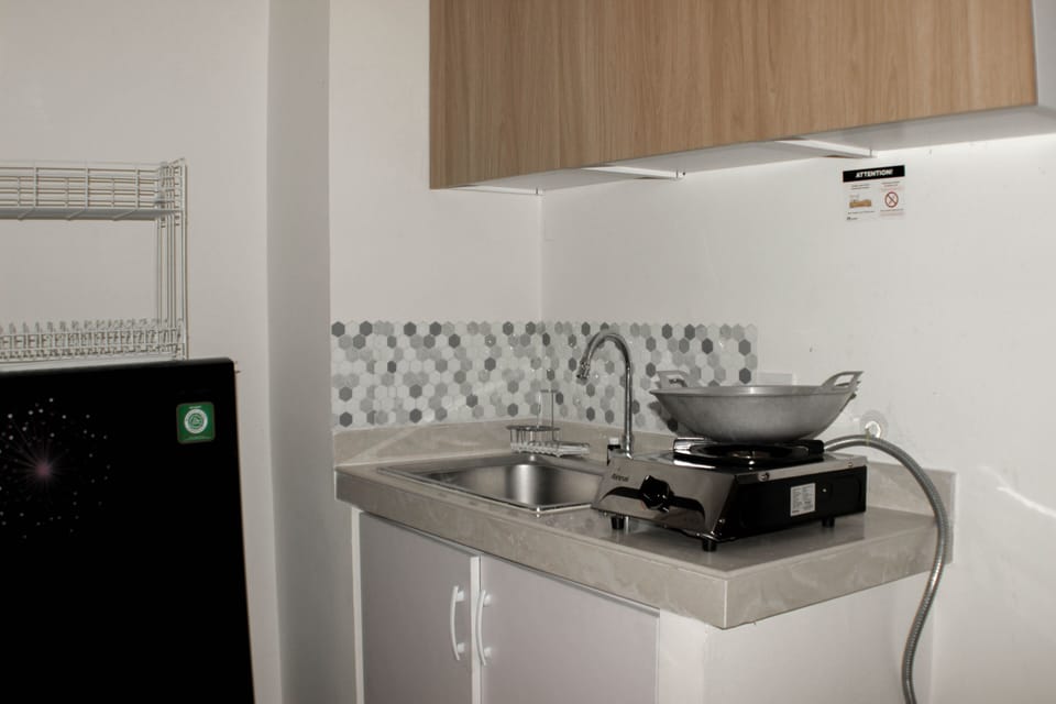 Room | Private kitchen | Fridge, stovetop, cookware/dishes/utensils, dining tables