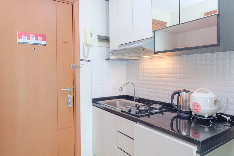 Room | Private kitchen | Fridge, microwave, stovetop, cookware/dishes/utensils