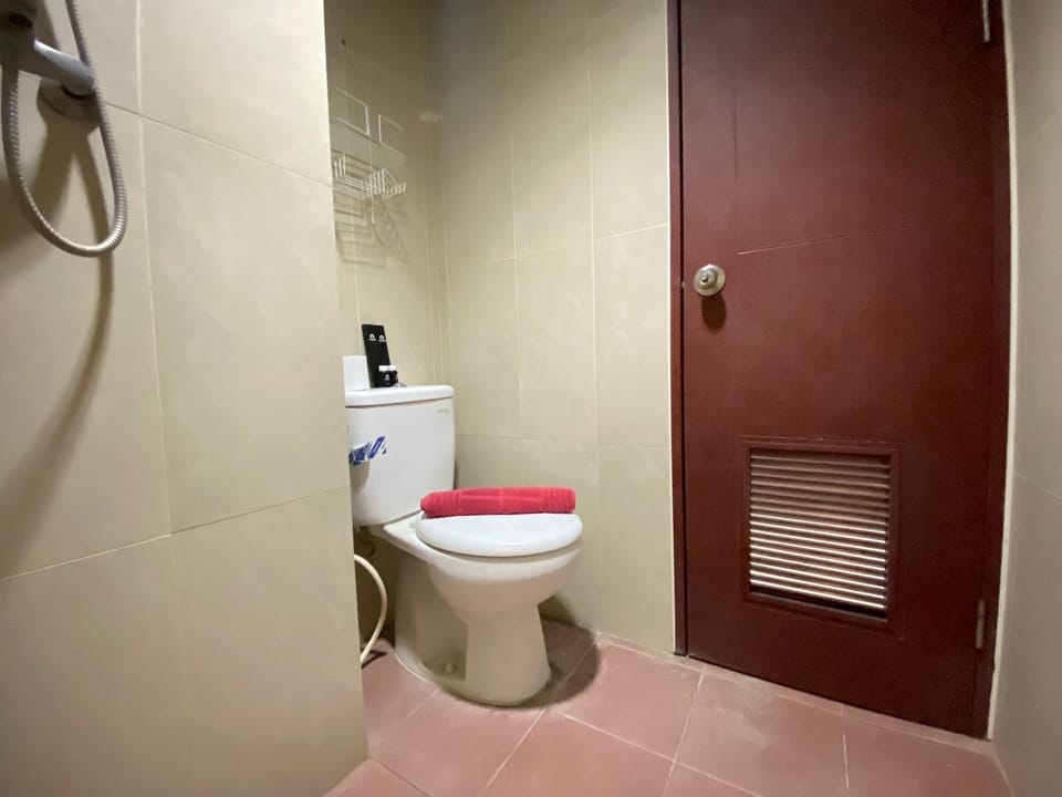 Room | Bathroom | Shower, free toiletries, towels