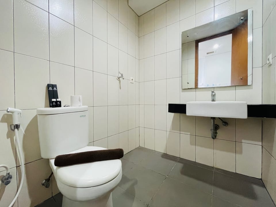 Room | Bathroom | Shower, free toiletries, towels, shampoo