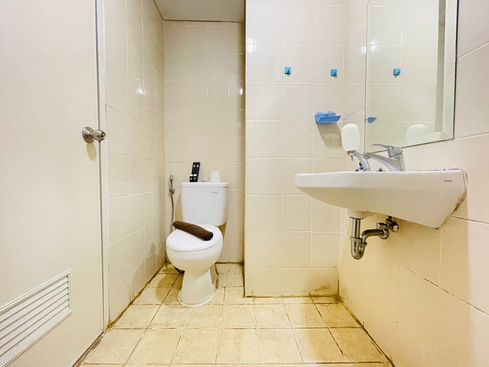 Room | Bathroom | Shower, free toiletries, towels, shampoo