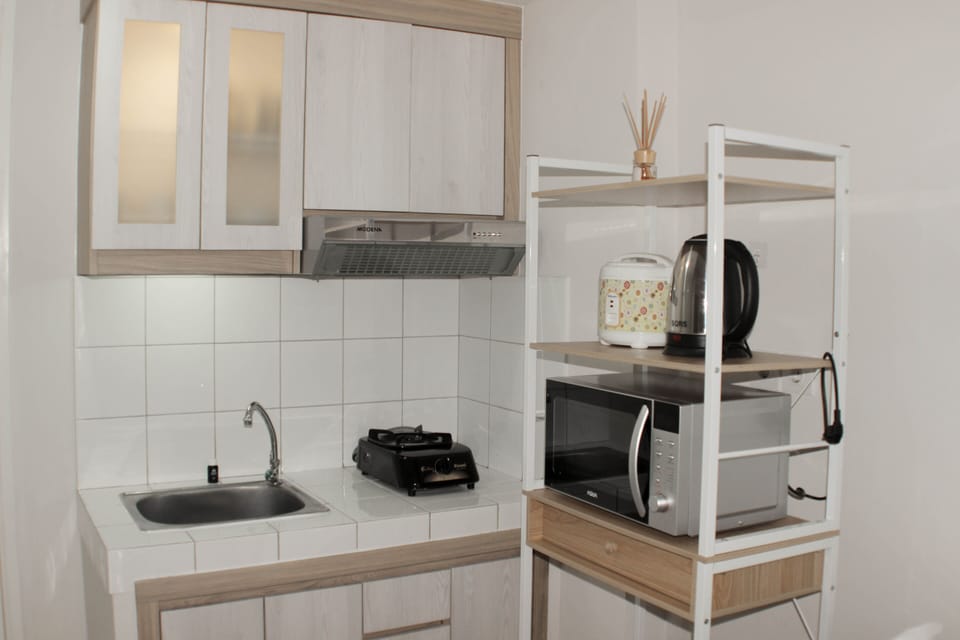 Room | Private kitchen | Fridge, microwave, stovetop, cookware/dishes/utensils