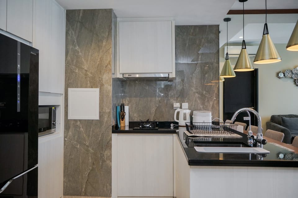 Room | Private kitchen | Fridge, stovetop, cookware/dishes/utensils