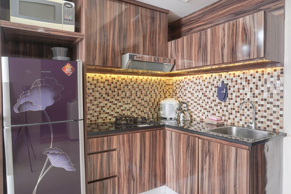 Room | Private kitchen | Fridge, microwave, stovetop, cookware/dishes/utensils