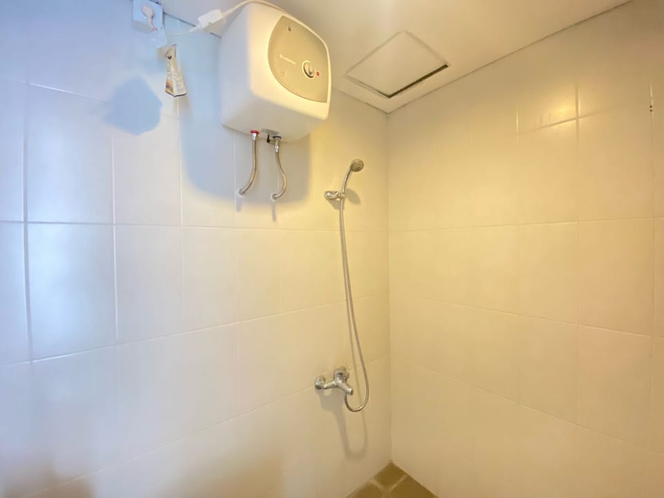 Room | Bathroom | Shower, free toiletries, towels, shampoo