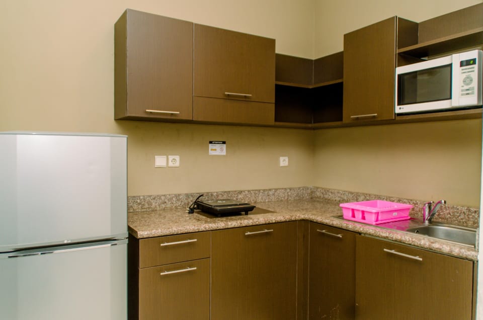 Room | Private kitchen | Fridge, microwave, stovetop, cookware/dishes/utensils