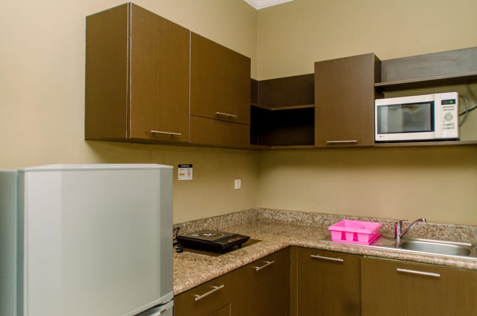 Room | Private kitchen | Fridge, microwave, stovetop, cookware/dishes/utensils