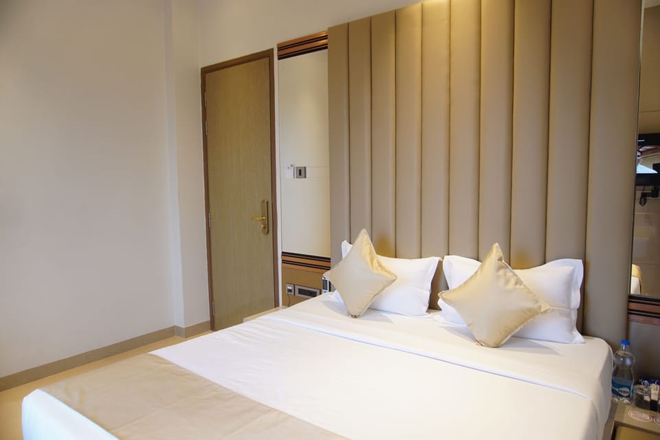 Deluxe Room | Premium bedding, memory foam beds, in-room safe, laptop workspace
