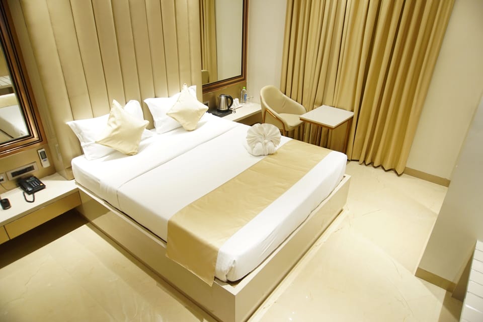 Deluxe Room | Premium bedding, memory foam beds, in-room safe, laptop workspace