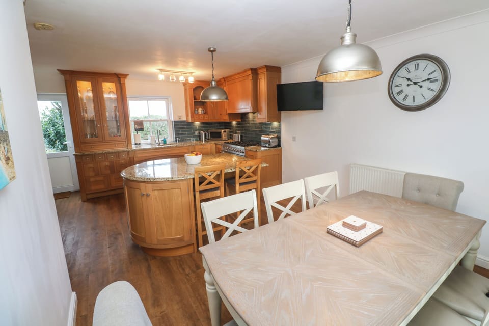 Cottage | Dining
