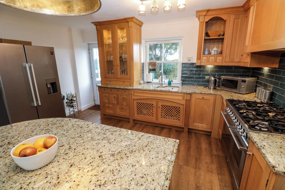 Cottage | Private kitchen | Fridge, microwave, dishwasher, electric kettle