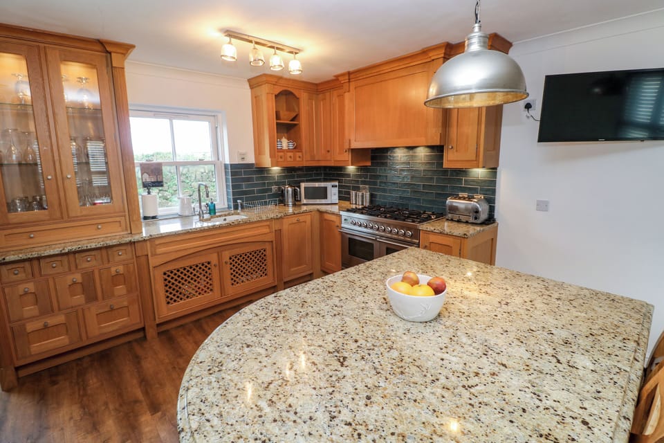 Cottage | Private kitchen | Fridge, microwave, dishwasher, electric kettle