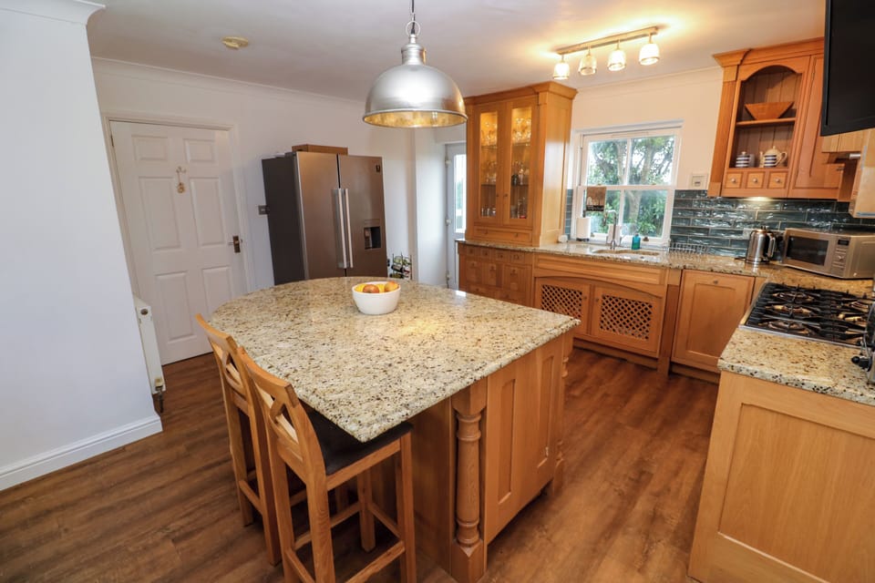 Cottage | Private kitchen | Fridge, microwave, dishwasher, electric kettle
