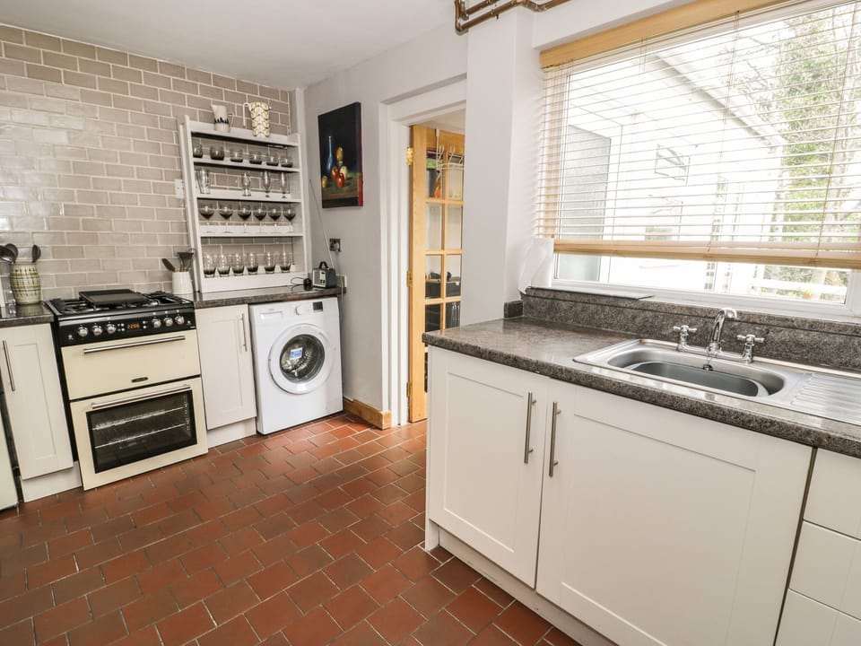 Cottage | Private kitchen | Fridge, microwave, electric kettle, toaster