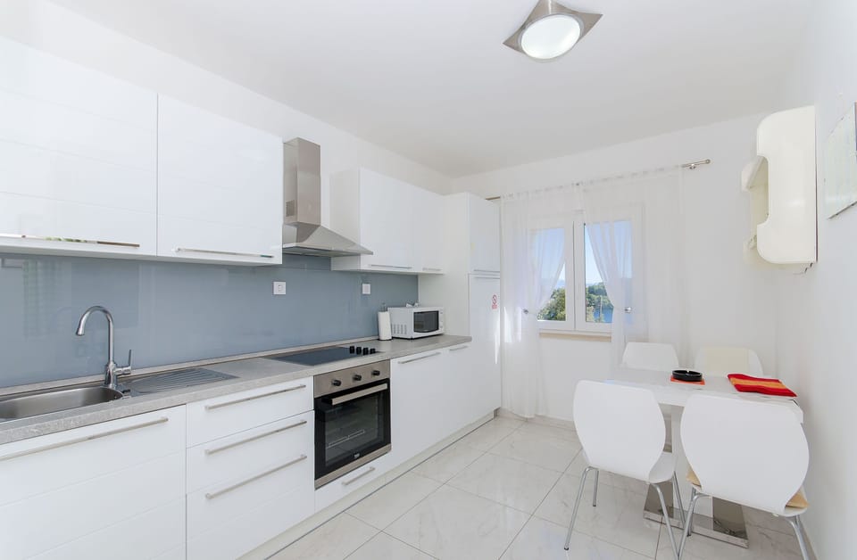 Private kitchen | Fridge, oven, stovetop, espresso maker