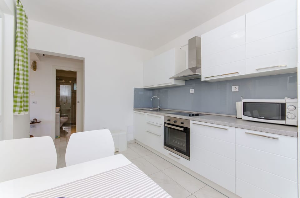 Private kitchen | Fridge, oven, stovetop, espresso maker