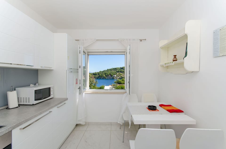 Private kitchen | Fridge, oven, stovetop, espresso maker