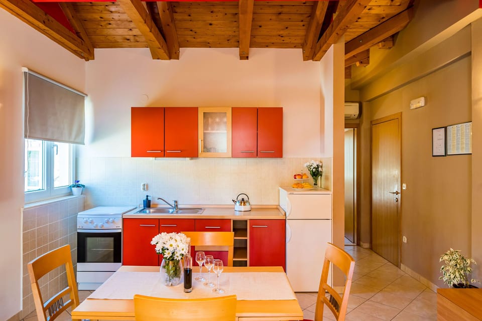 Private kitchen | Fridge, oven, stovetop, dishwasher