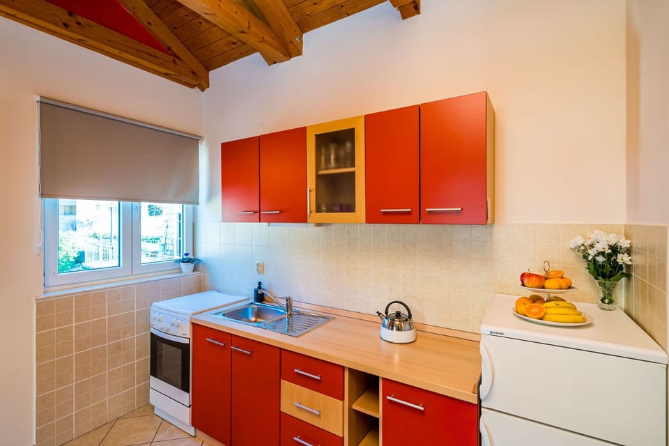 Private kitchen | Fridge, oven, stovetop, dishwasher