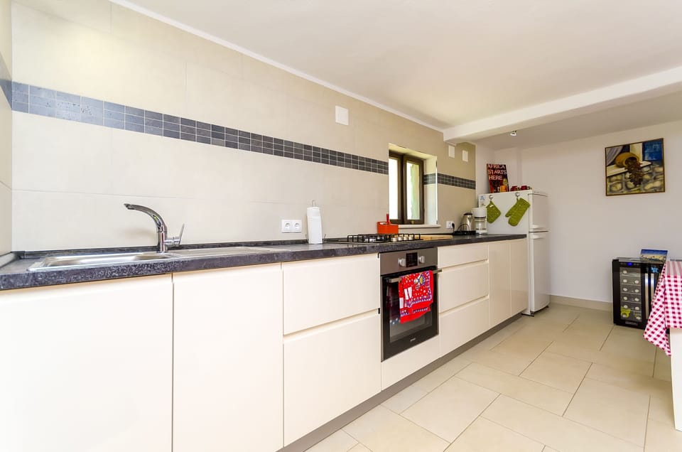 Private kitchen | Fridge, oven, stovetop, espresso maker