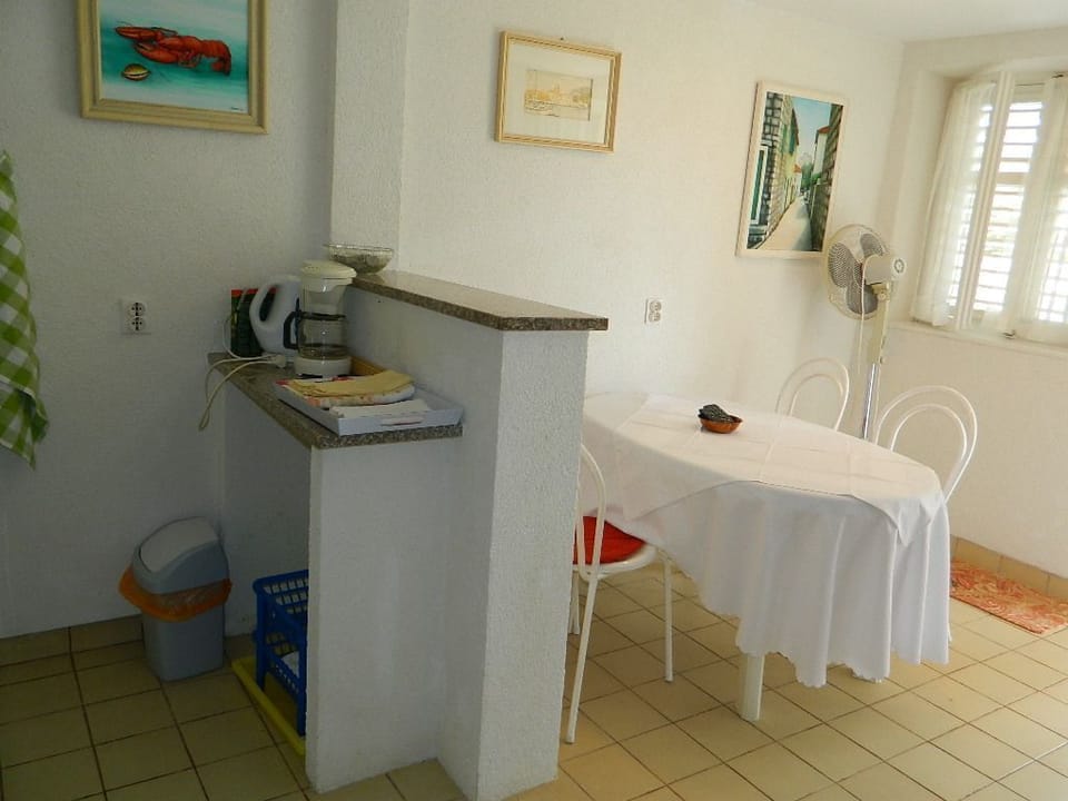 Room (S1) | Private kitchen | Mini-fridge, stovetop, electric kettle