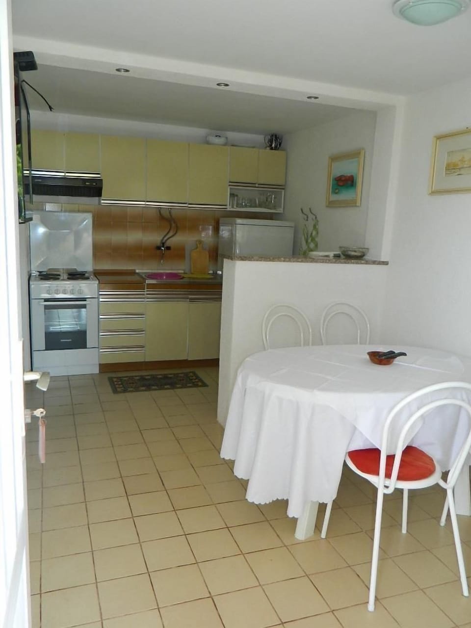 Room (S1) | Private kitchen | Mini-fridge, stovetop, electric kettle