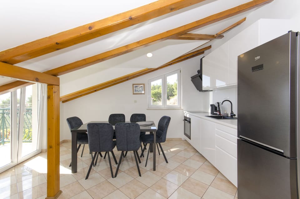 Private kitchen | Fridge, microwave, oven, stovetop