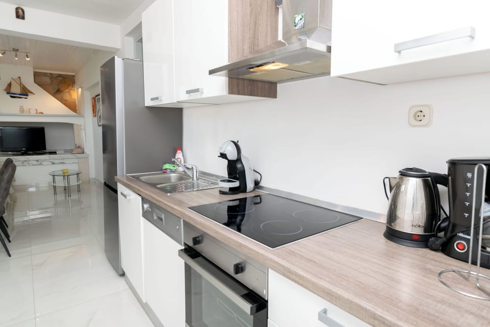 House | Private kitchen | Fridge, microwave, oven, stovetop