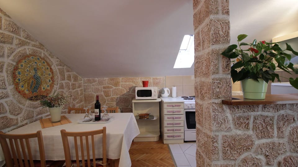 Apartment (A1) | Private kitchen | Fridge, microwave, oven, stovetop