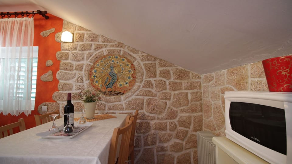 Apartment (A1) | Dining