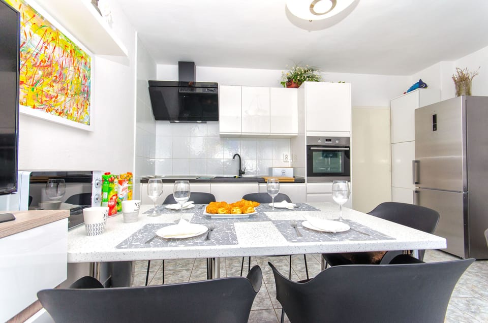 Private kitchen | Fridge, microwave, oven, stovetop