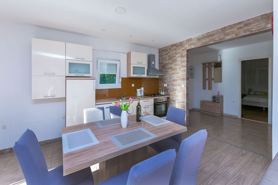 Private kitchen | Fridge, oven, stovetop, electric kettle