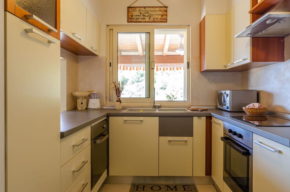 Private kitchen | Fridge, microwave, oven, stovetop