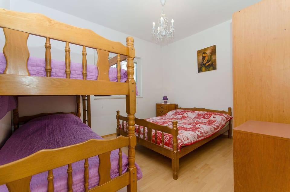 4 bedrooms, iron/ironing board, free WiFi