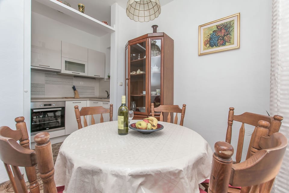 Apartment (A1) | Private kitchen | Fridge, microwave, oven, stovetop