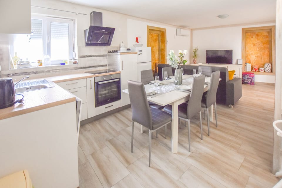 House | Private kitchen | Fridge, oven, stovetop, dishwasher