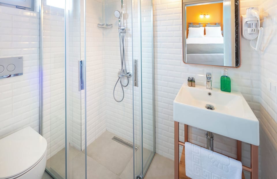 Economy Room, 1 Double Bed | Bathroom | Shower, free toiletries, hair dryer, towels