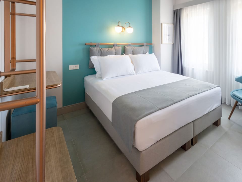 Double Room | Minibar, desk, free WiFi, bed sheets
