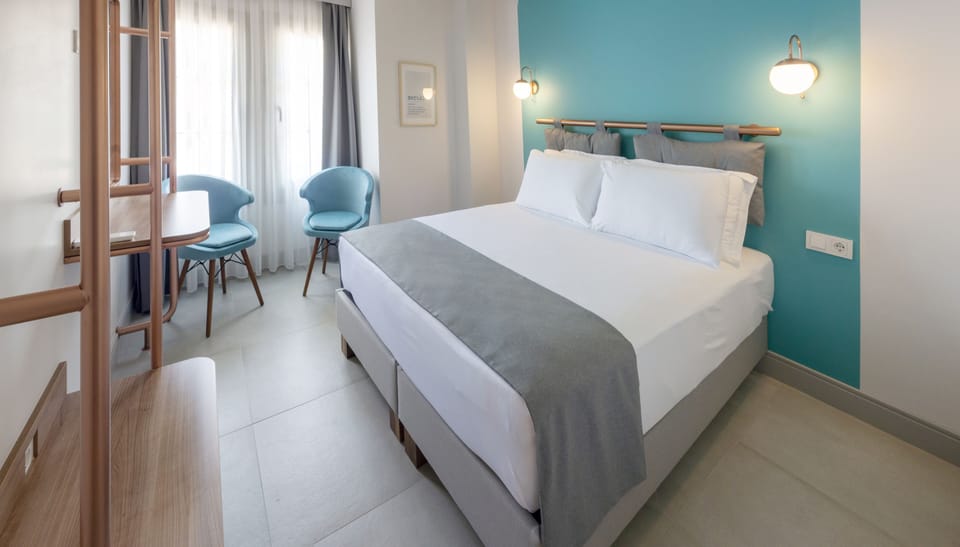 Double Room | Minibar, desk, free WiFi, bed sheets