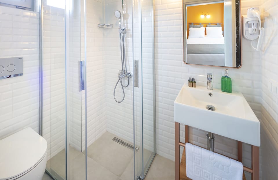Double Room | Bathroom | Shower, free toiletries, hair dryer, towels