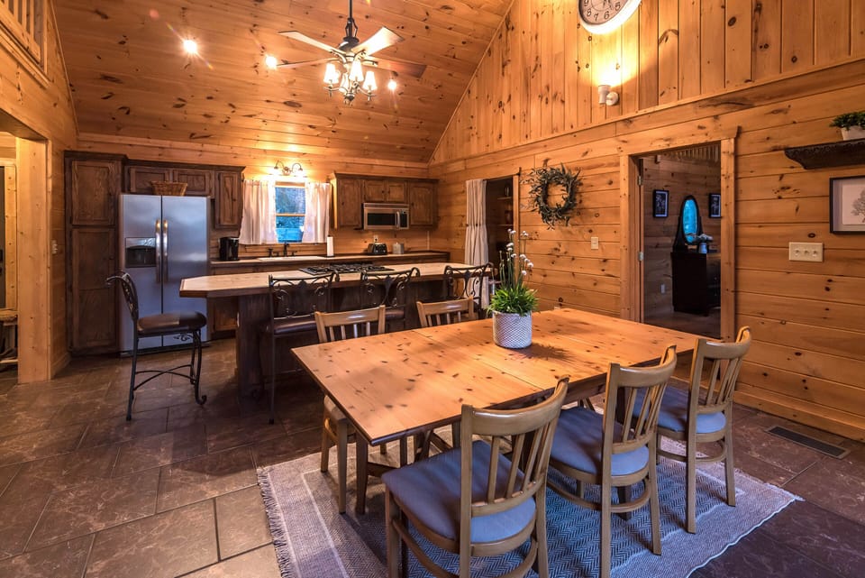Dining room and bar seat ten.