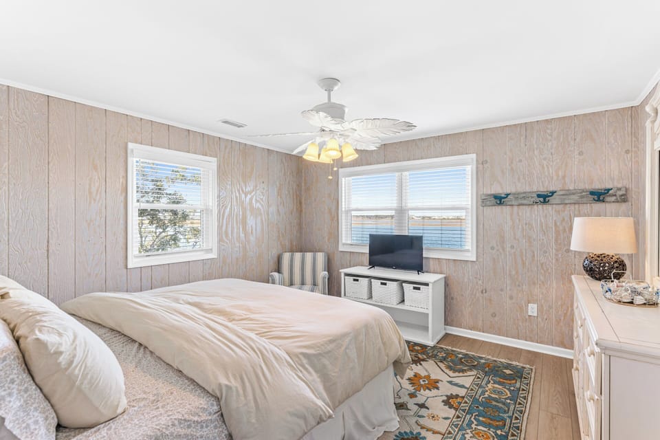 Fourth Bedroom - Smart TV + Water Views