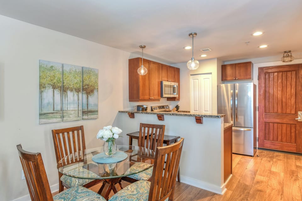 Dinint area to Kitchen