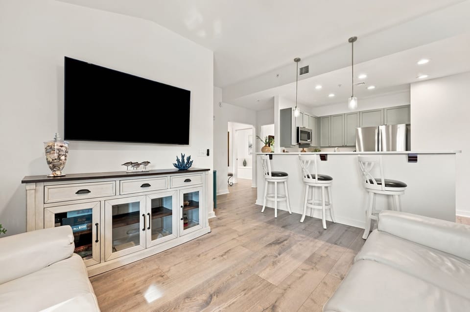 Living Area to Kichen