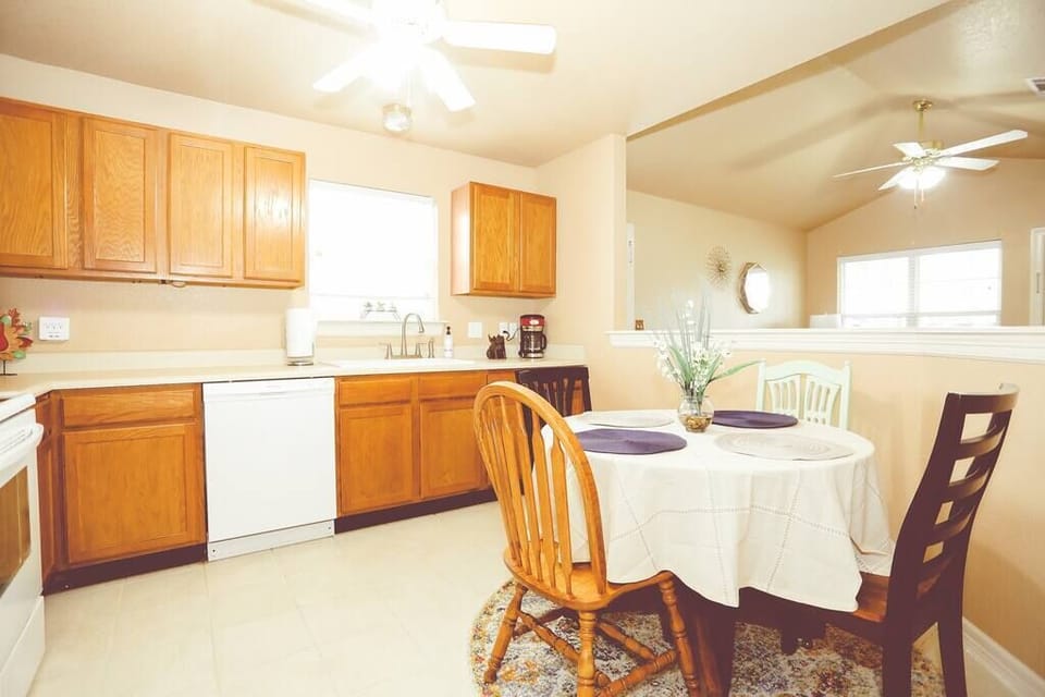 Kitchen & dining area