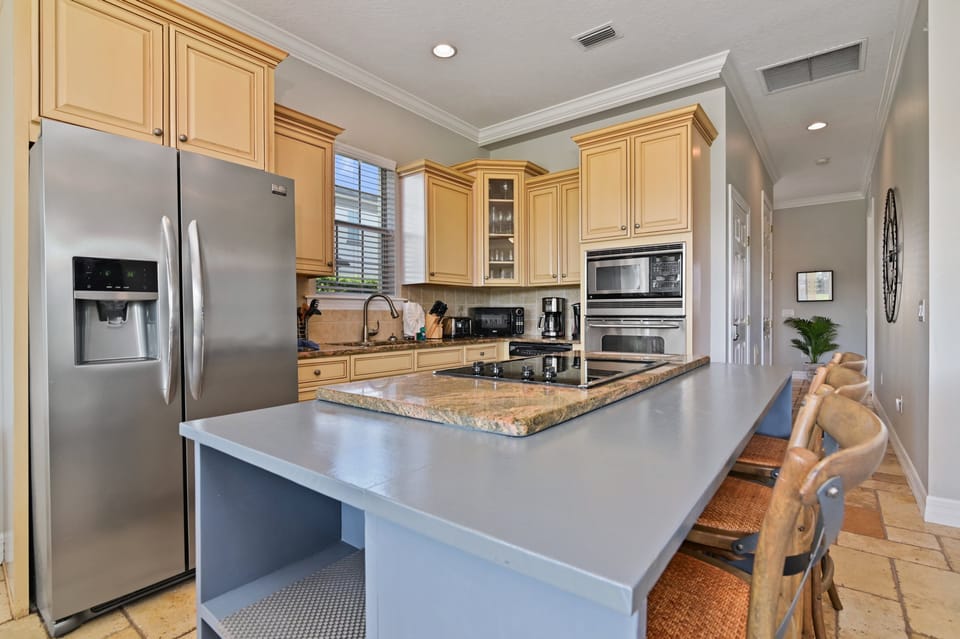 Kitchen 3 - seating at breakfast bar