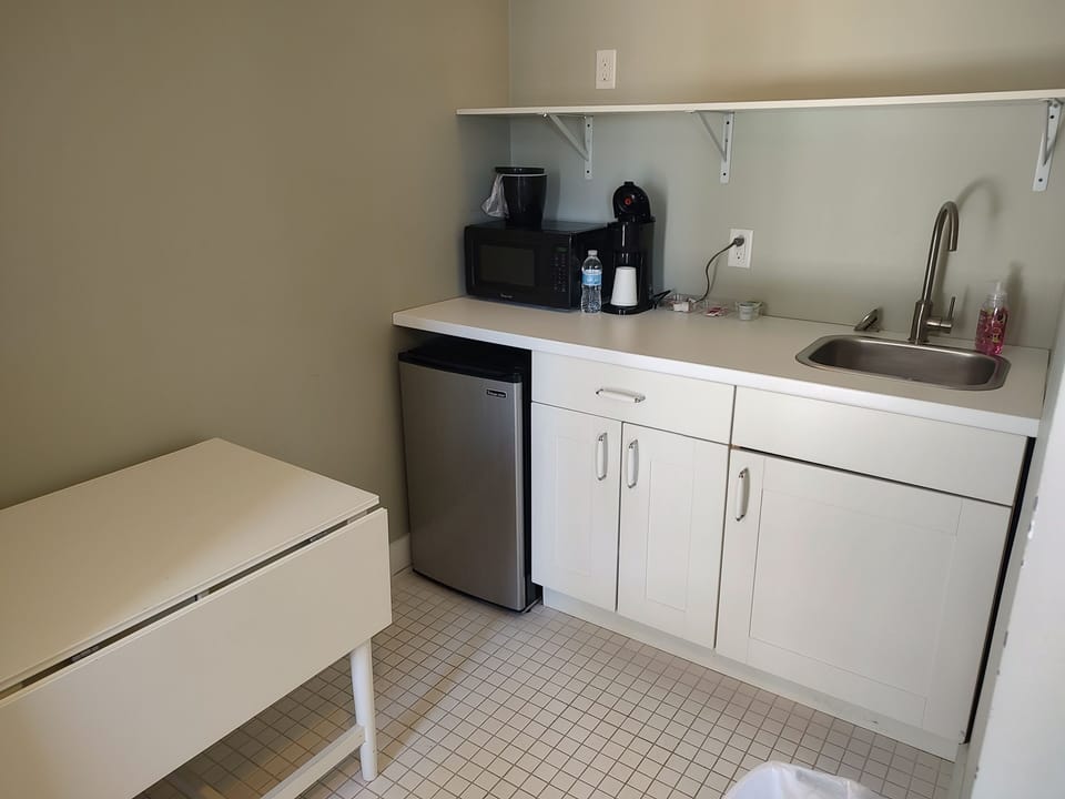 Bay View King Bed | Living area | Flat-screen TV, books
