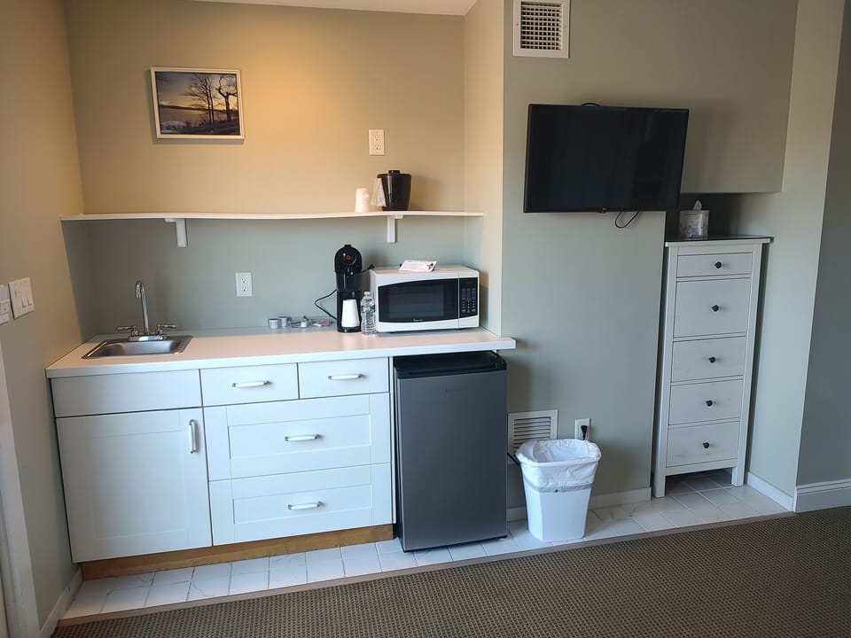 Standard Room, 1 King Bed | Individually decorated, desk, blackout drapes, iron/ironing board
