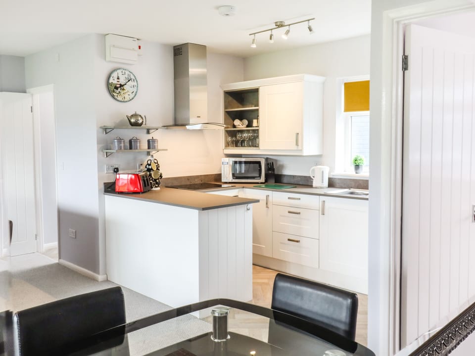 Cottage | Private kitchen | Fridge, microwave, electric kettle, toaster